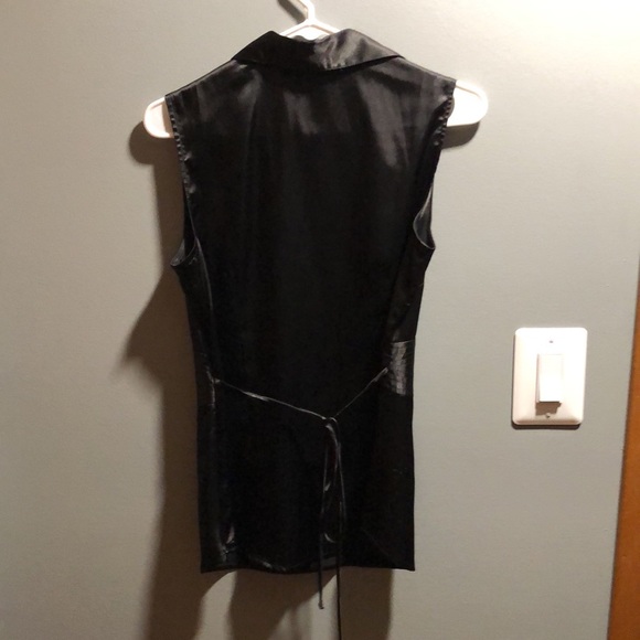 BRAND NEW WOMAN’S TOP SIZE MEDIUM! NWOT! NEVER WORN! SMOKE FREE HOME! - Picture 4 of 5